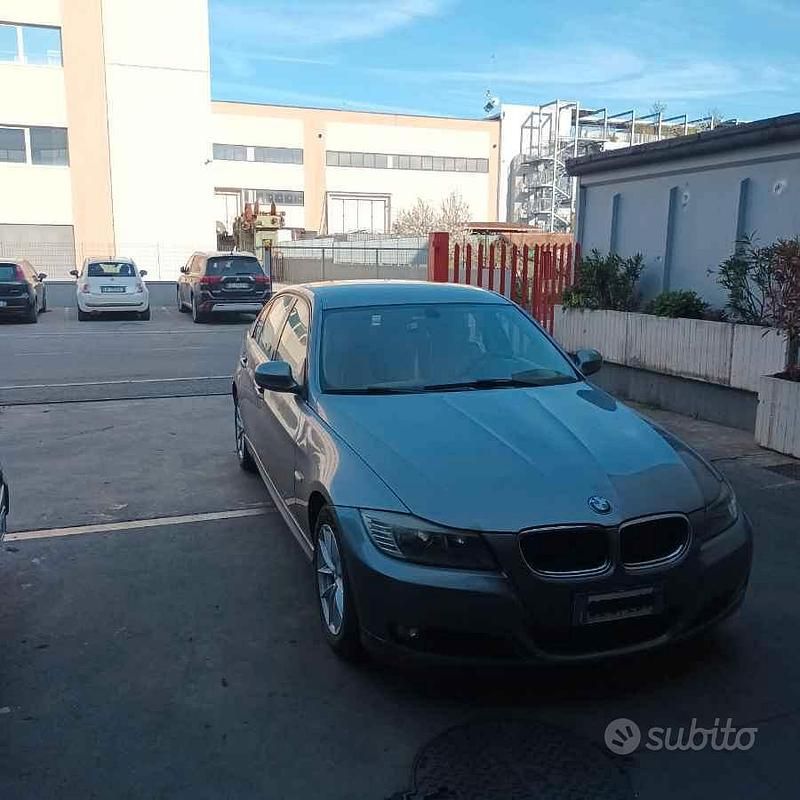 Usata BMW 318 143 CV (105 kW) 2010 Grigio Berlina