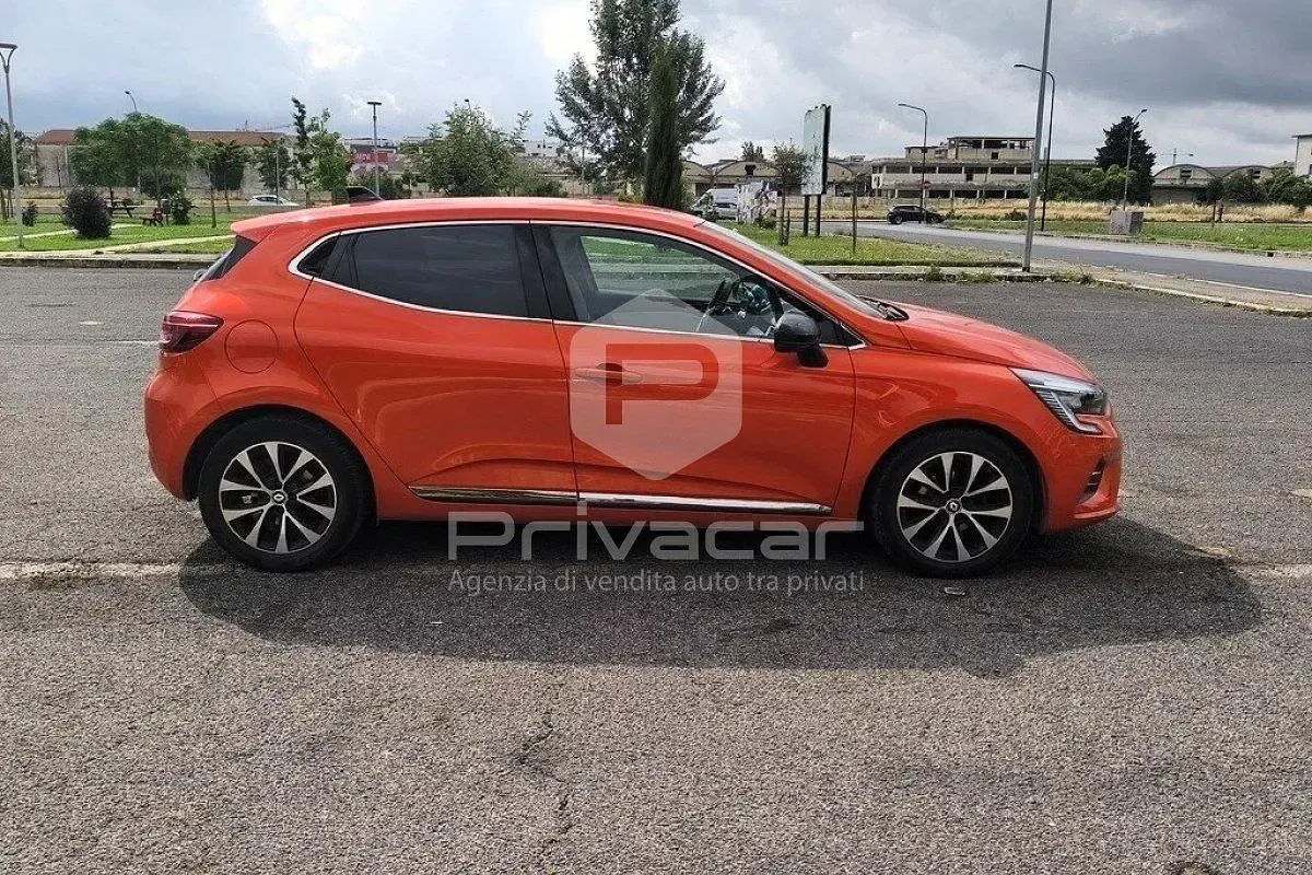 Usata Renault Clio V Techno 101 CV (74 kW) 2023 Arancione Berlina
