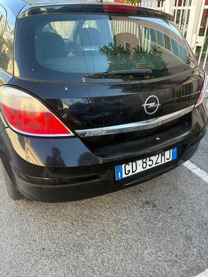 Usata Opel Astra 150 CV (110 kW) 2007 Nero Berlina