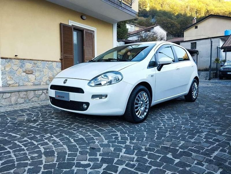 Bianco gelato Usata 2015 Fiat Punto Street Tre volumi | 6990 € (Cara) - Immagine 1/4