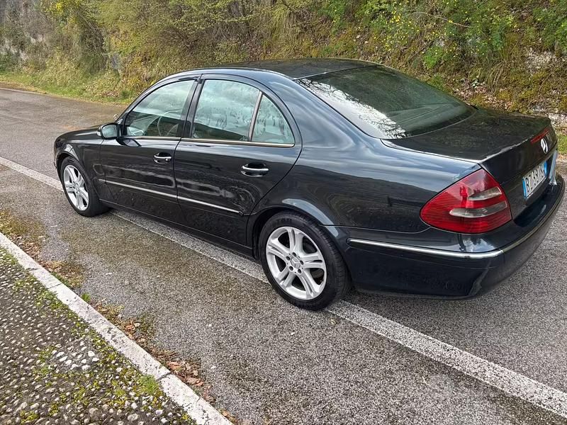 Usata Mercedes E220 150 CV (110 kW) 2003 Blu Berlina