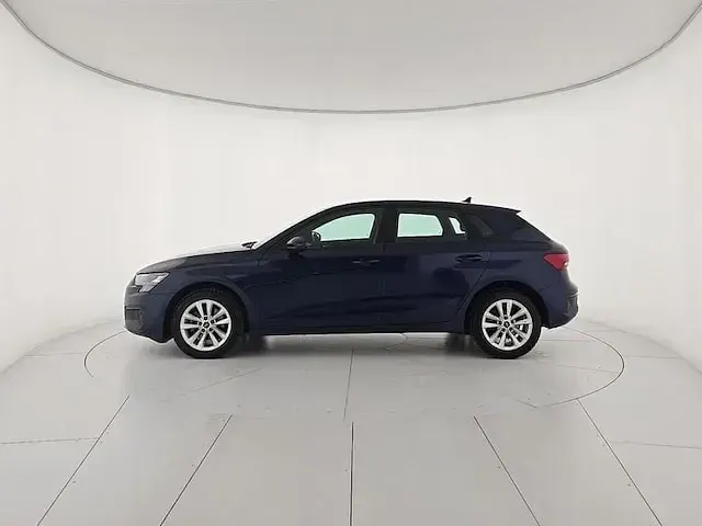 Usata Audi A3 Business 116 CV (85 kW) 2024 Blu navarra metallizzato Berlina