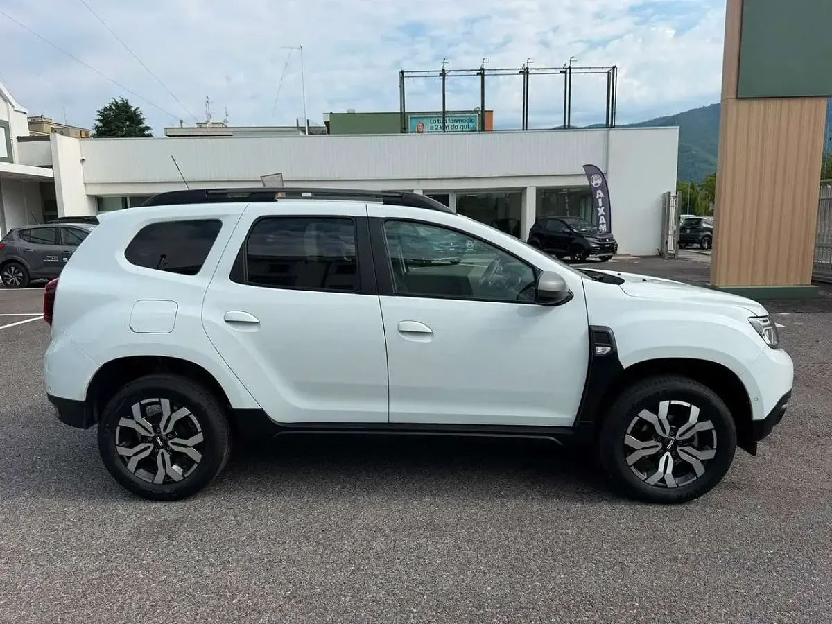 Usata Dacia Duster Journey 101 CV (74 kW) 2023 Bianco SUV