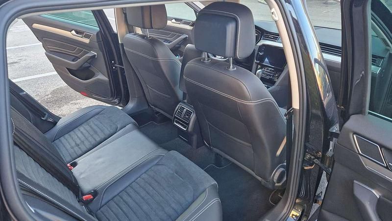 Usata VW Passat R-line 150 CV (110 kW) 2022 Nero Station wagon