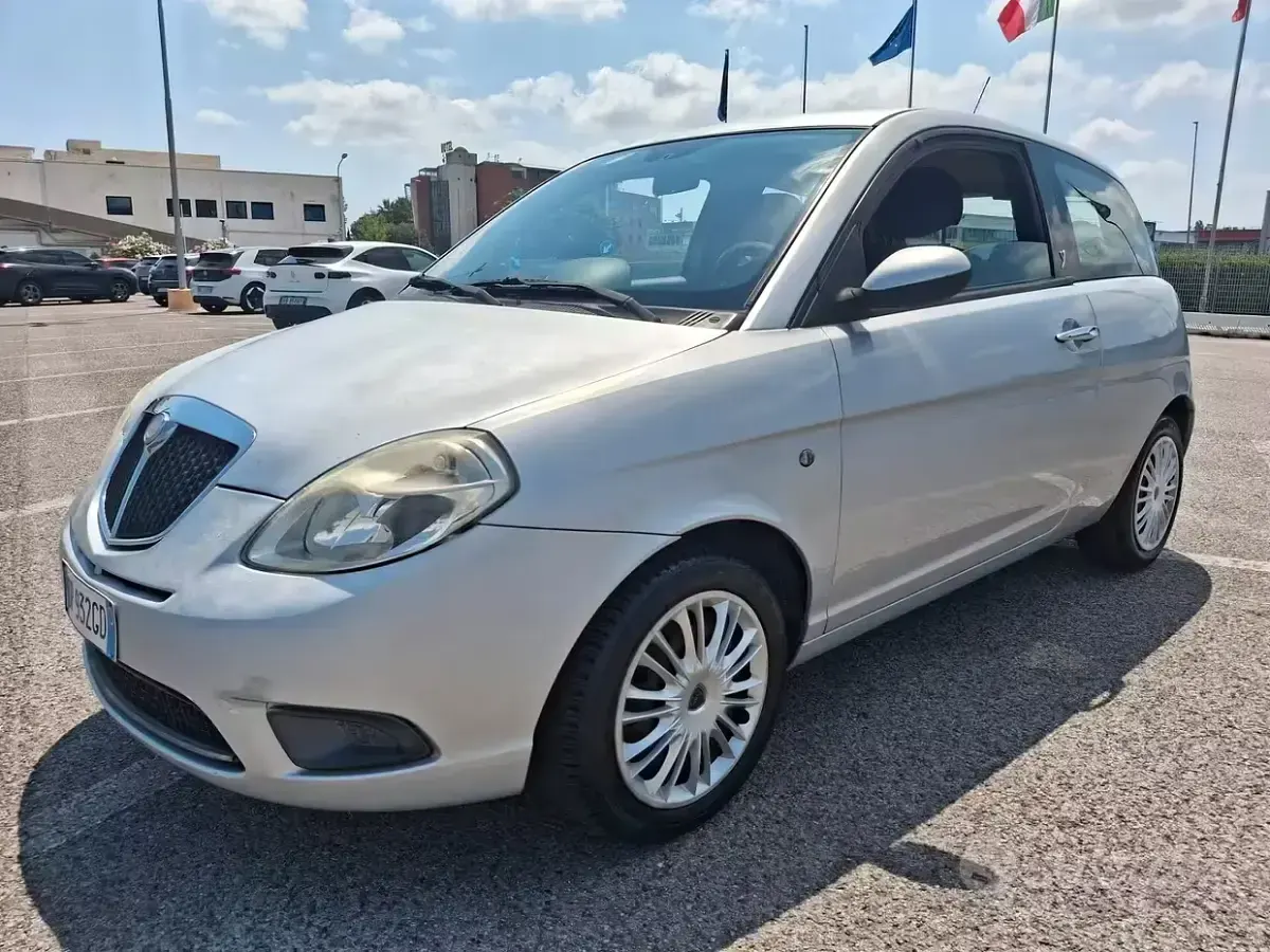 Usata Lancia Ypsilon 60 CV (44 kW) 2008 Grigio Utilitaria
