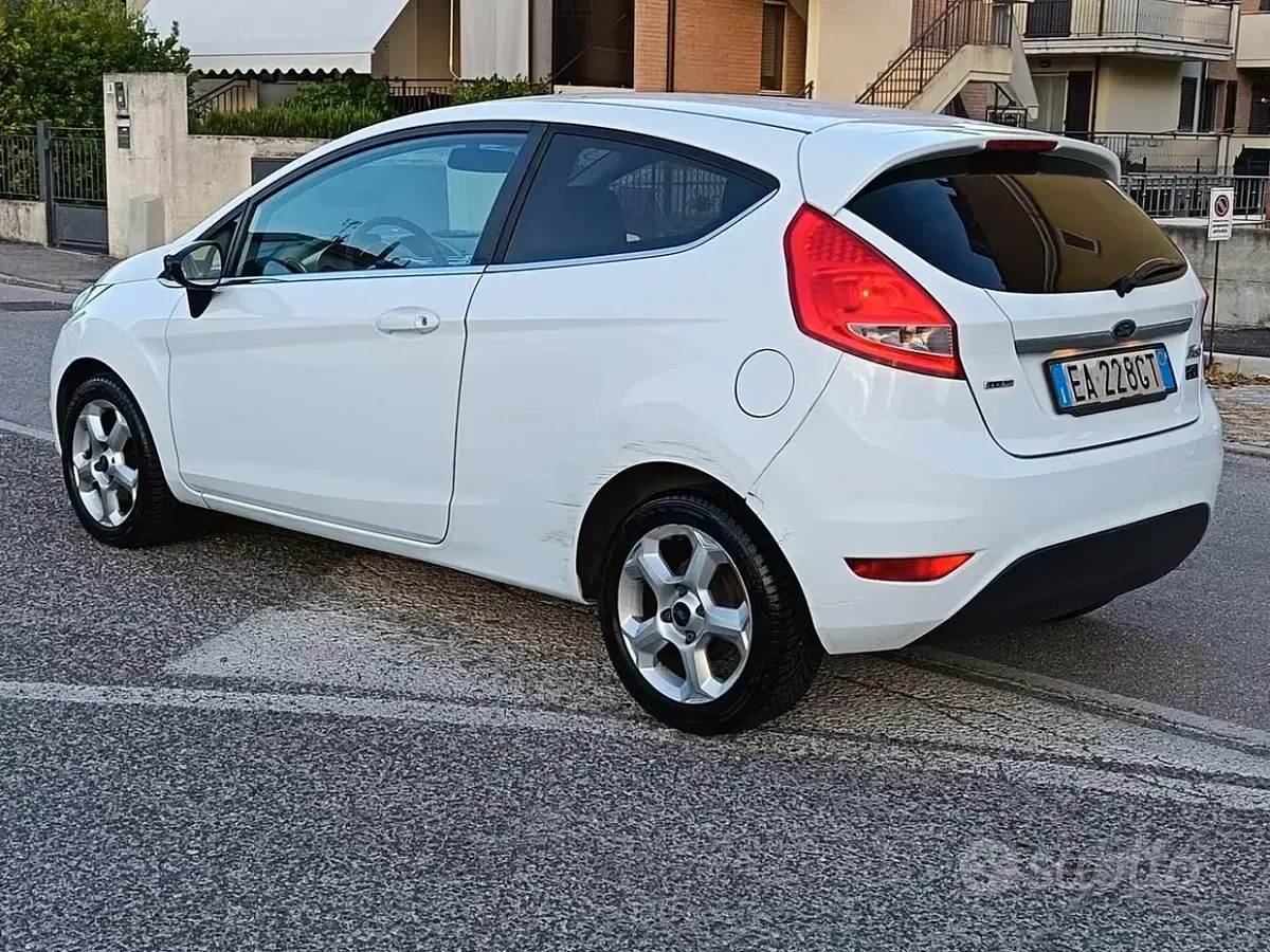 Usata Ford Fiesta Titanium 68 CV (50 kW) 2010 Bianco Berlina