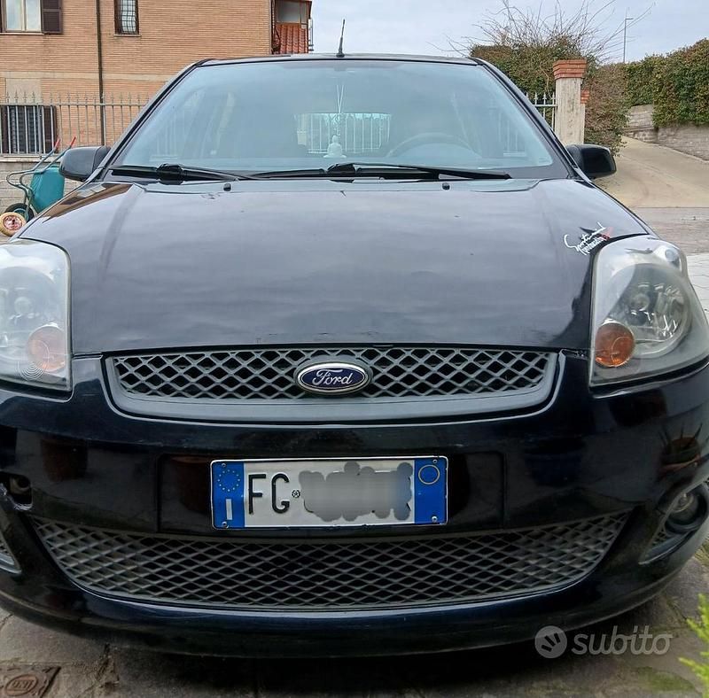 Gebraucht Ford Fiesta 49 PS (36 kW) 2016 Schwarz Limousine