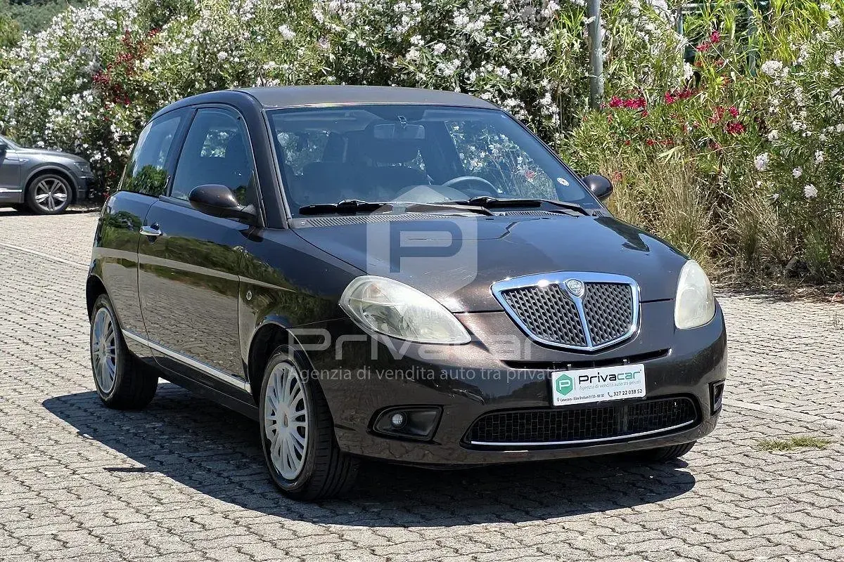 Usata Lancia Ypsilon 75 CV (55 kW) 2007 Viola Utilitaria