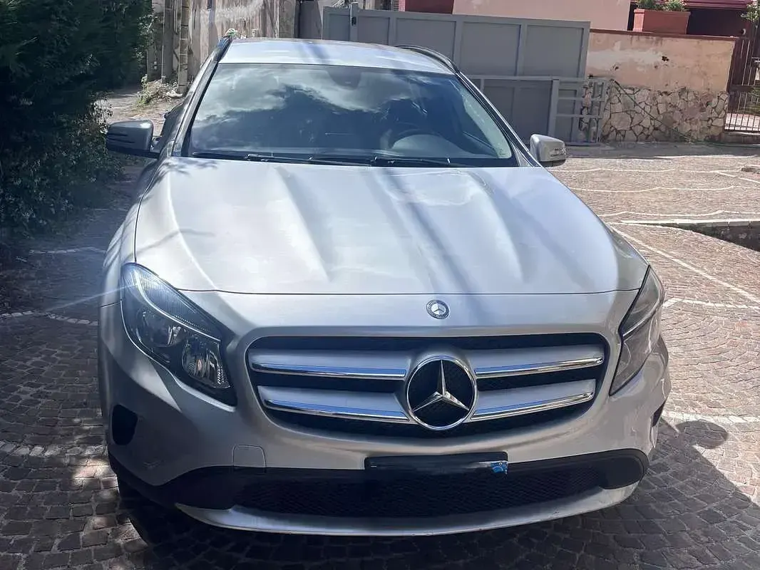 Usata Mercedes GLA180 Business 109 CV (80 kW) 2017 Argento SUV