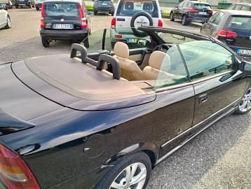 Usata Opel Astra 125 CV (91 kW) 2003 Nero Cabrio