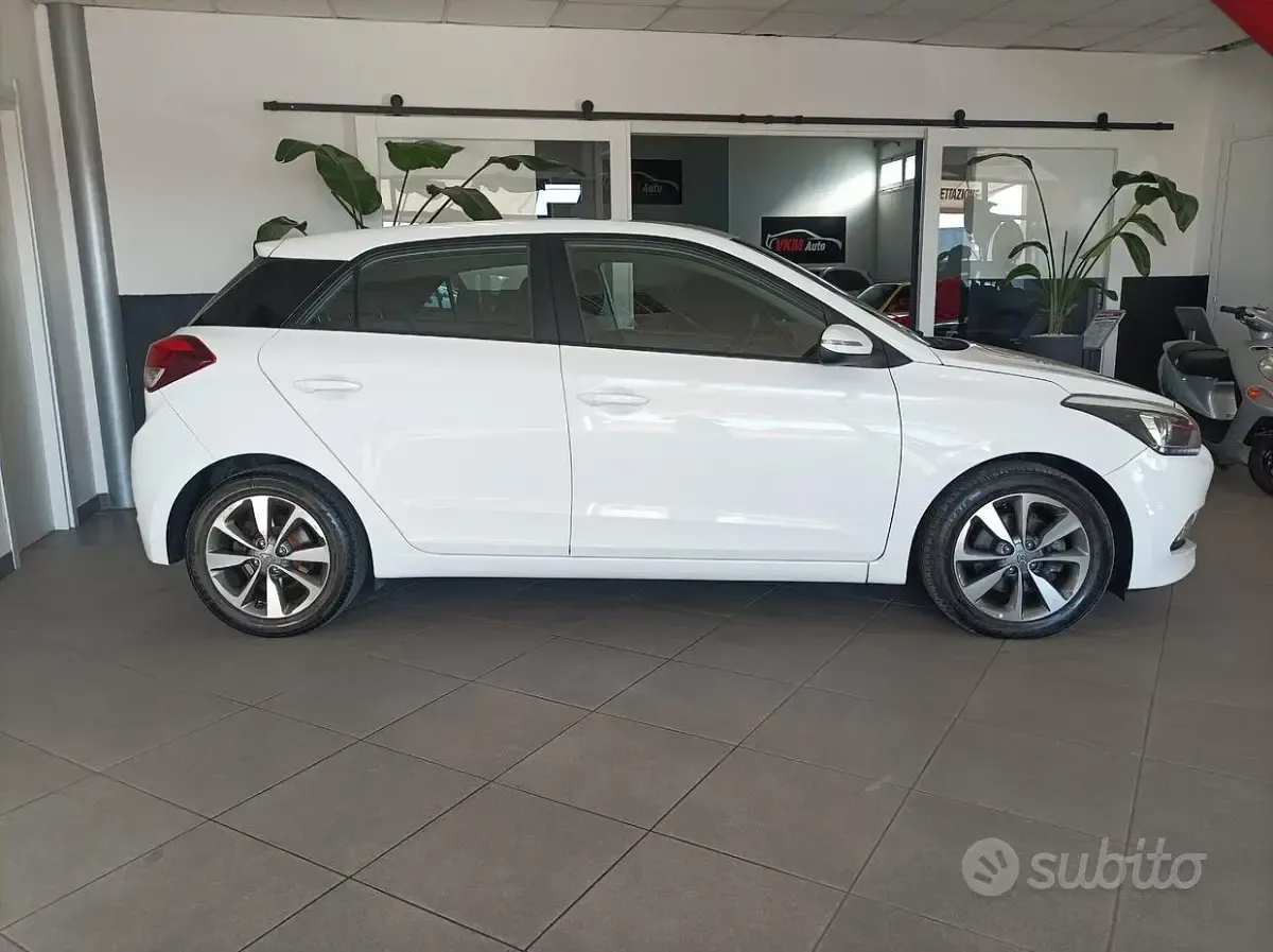 Usata Hyundai i20 Comfort 75 CV (55 kW) 2018 Bianco Berlina