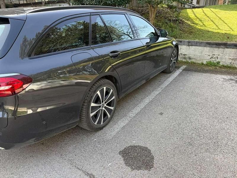 Usata Mercedes E300 Premium Plus 194 CV (142 kW) 2022 Grigio Station wagon