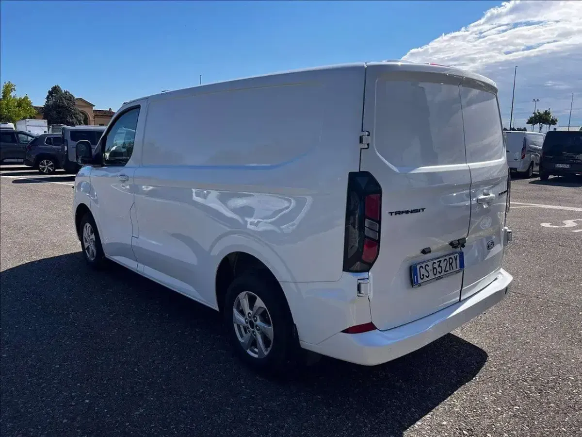 Usata Ford Transit Custom Titanium 136 CV (100 kW) 2024 Bianco pastello Furgone