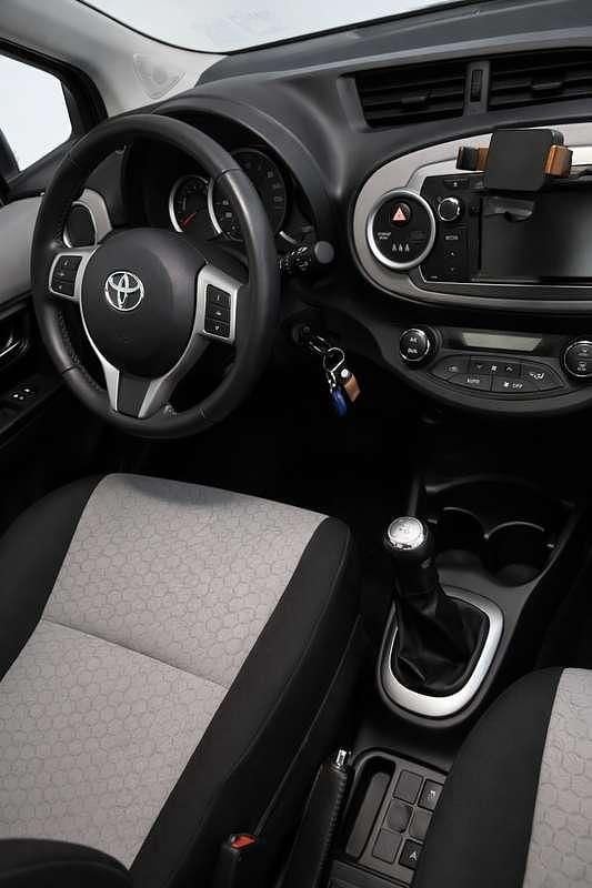 Usata Toyota Yaris Lounge 69 CV (50 kW) 2011 Grigio Utilitaria