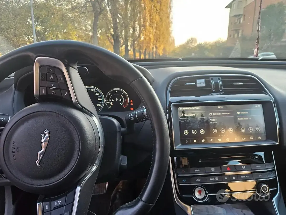 Usata Jaguar XE 200 CV (147 kW) 2019 Nero Berlina