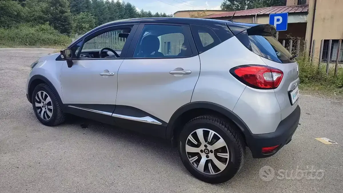 Usata Renault Captur Zen 90 CV (66 kW) 2017 Grigio SUV
