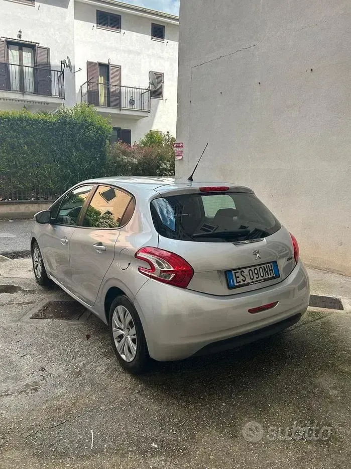 Usata Peugeot 208 68 CV (50 kW) 2015 Grigio Utilitaria