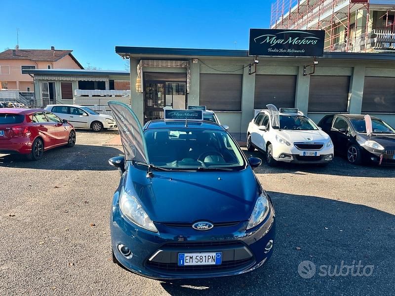 Usata Ford Fiesta 92 CV (67 kW) 2012 Blu Berlina
