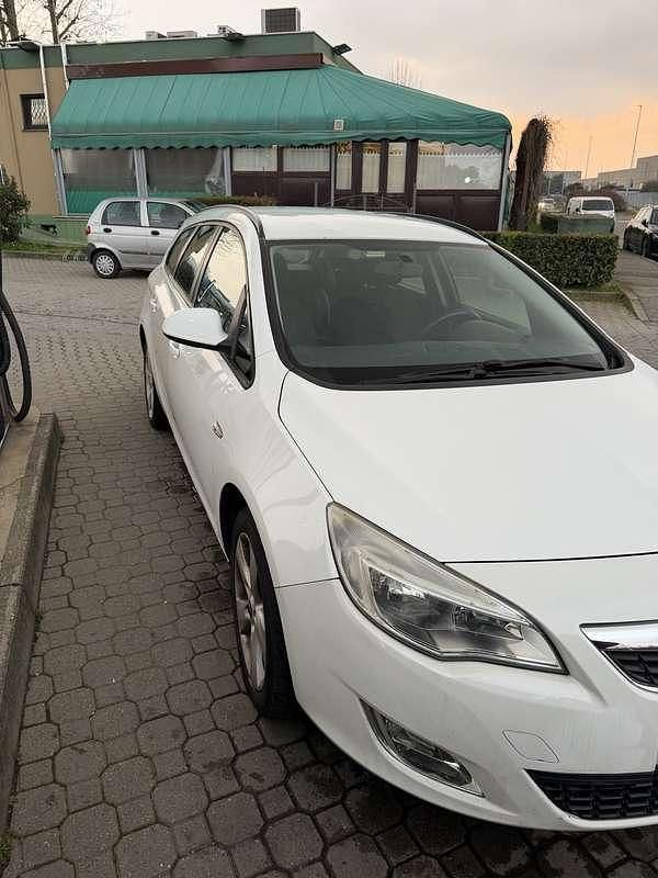 Usata Opel Astra Cosmo 140 CV (102 kW) 2011 Station wagon