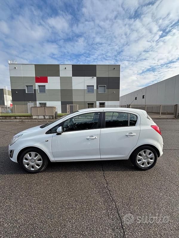 Usata Opel Corsa Edition 86 CV (63 kW) 2012 Bianco Berlina