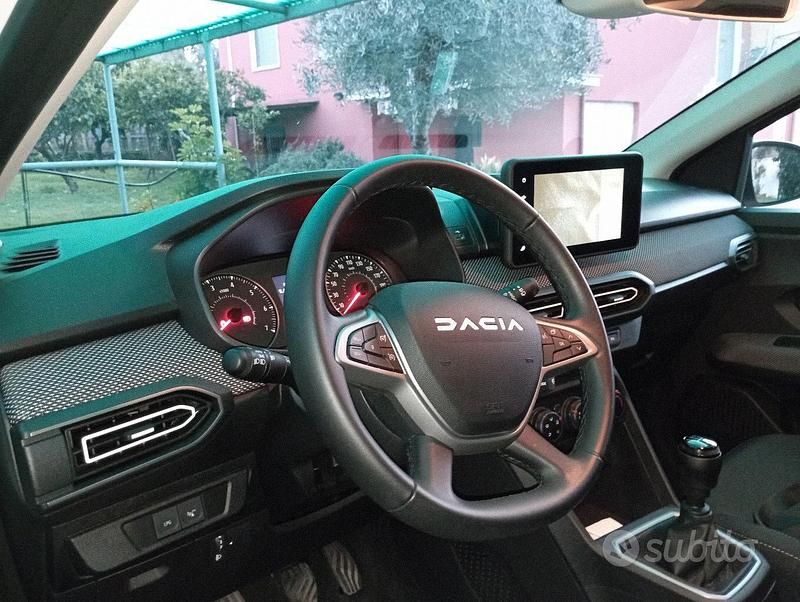 Usado Dacia Sandero Expression 101 CV (74 kW) 2023 Blanco Utilitario