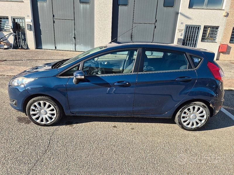 Usata Ford Fiesta 75 CV (55 kW) 2016 Blu Berlina