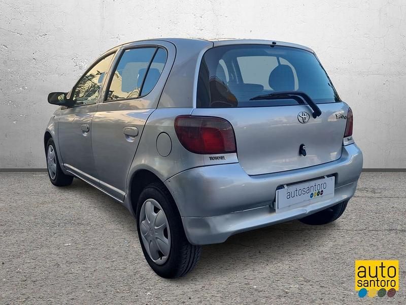 Usata Toyota Yaris 68 CV (50 kW) 2003 Argento Berlina