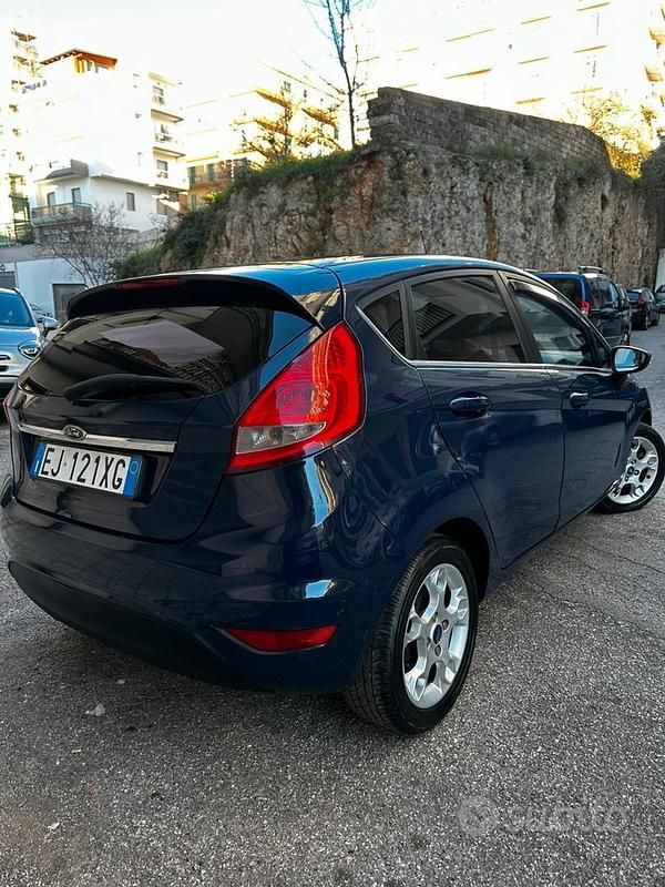 Usata Ford Fiesta Titanium 71 CV (52 kW) 2012 Blu Berlina
