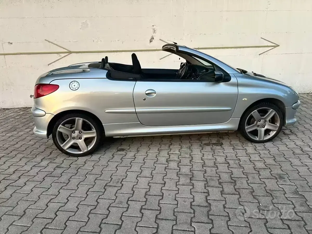 Usata Peugeot 206 CC 109 CV (80 kW) 2006 Grigio Cabrio