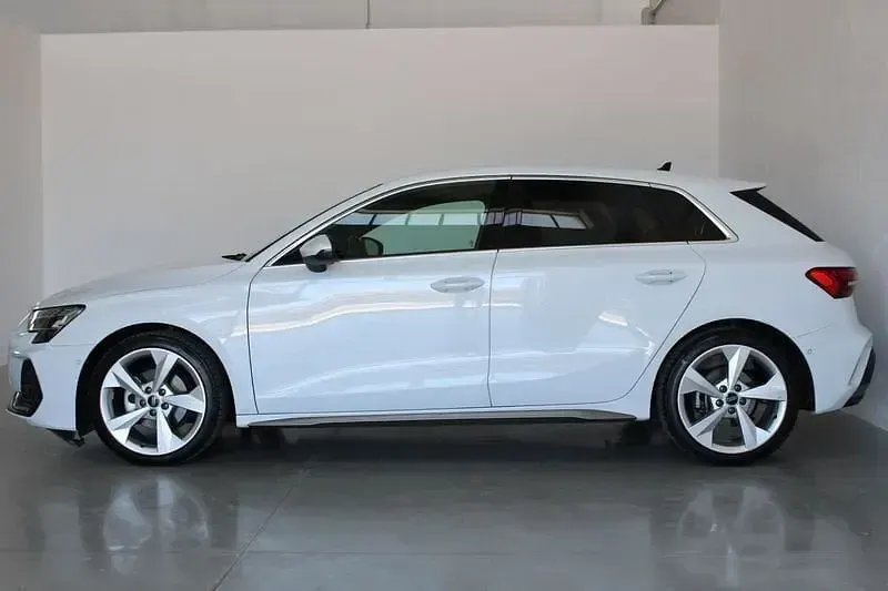 Usata Audi A3 Ambiente 150 CV (110 kW) 2024 Bianco ghiaccio metallizzato Berlina