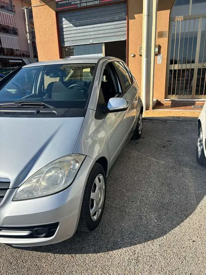 Usata Mercedes A180 109 CV (80 kW) 2009 Argento Monovolume