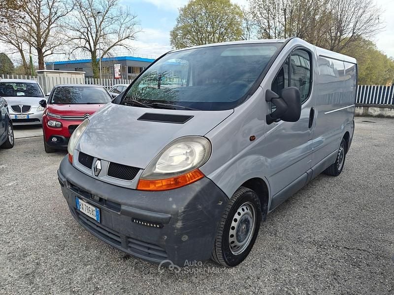 Usata Renault Trafic 101 CV (74 kW) 2002 Gray Monovolume