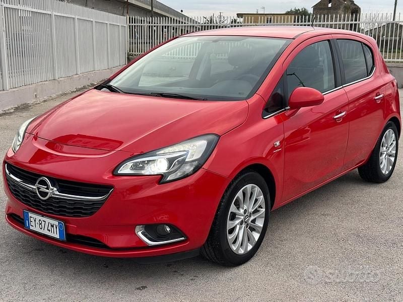 Rosso Usata 2015 Opel Corsa Tre volumi | 5800 € (Buon prezzo) - Immagine 1/4