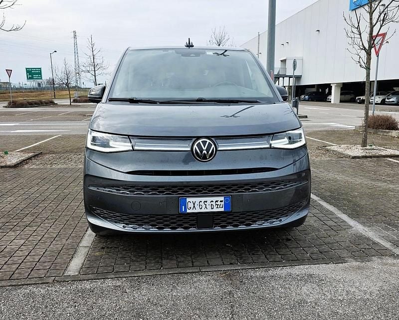 Begagnad VW Multivan 150 HK (110 kW) 2024 Grå Van