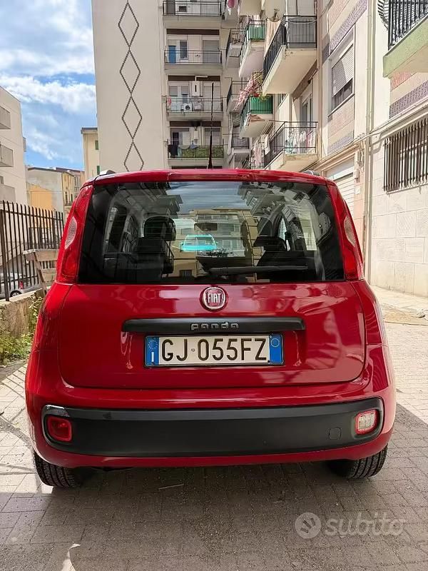 Usata Fiat Panda Lounge 69 CV (50 kW) 2014 Rosso Utilitaria