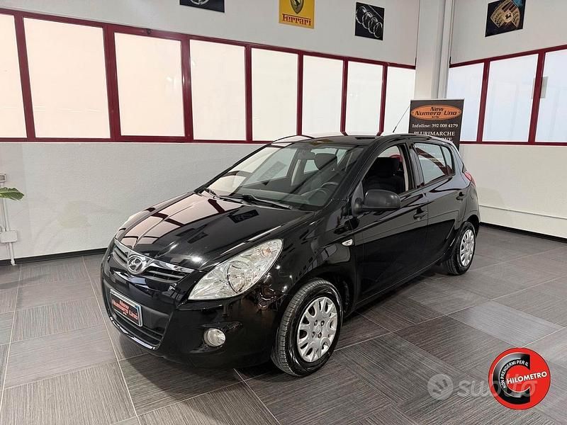 Nero Usata 2013 Hyundai i20 Edition Tre volumi | 5899 € (Buon prezzo) - Immagine 1/4