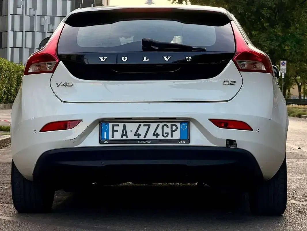 Usata Volvo V40 Kinetic 114 CV (83 kW) 2015 Bianco Berlina