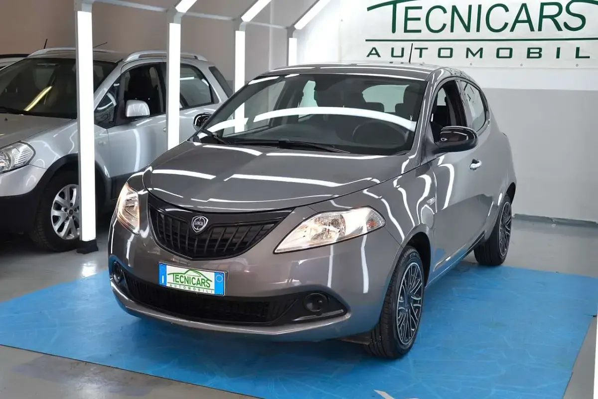 Usata Lancia Ypsilon Gold 69 CV (50 kW) 2024 Argento Utilitaria