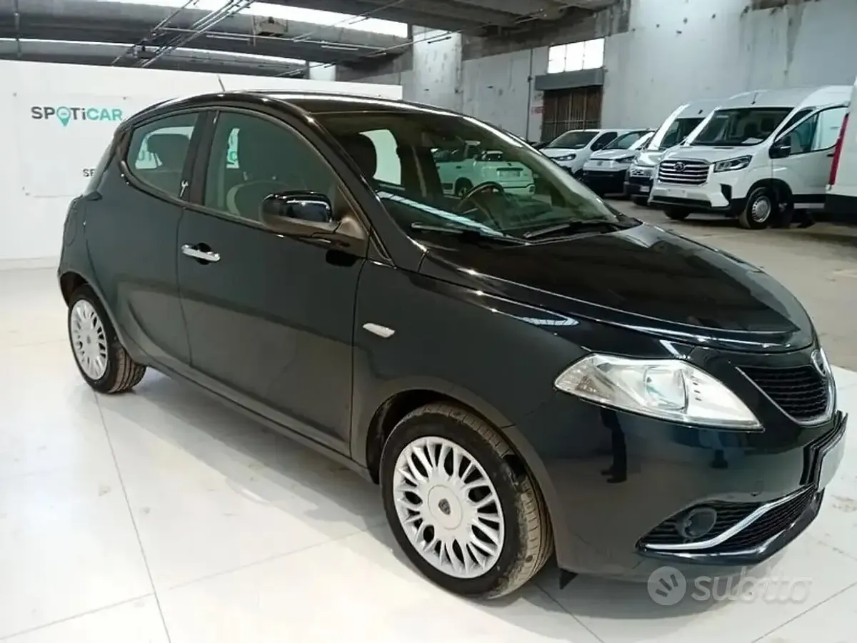 Usata Lancia Ypsilon Gold 75 CV (55 kW) 2022 Nero Utilitaria