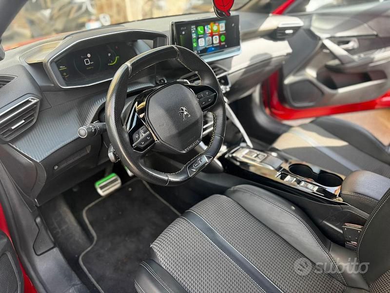 Usata Peugeot 208 GT 102 CV (75 kW) 2023 Rosso Utilitaria