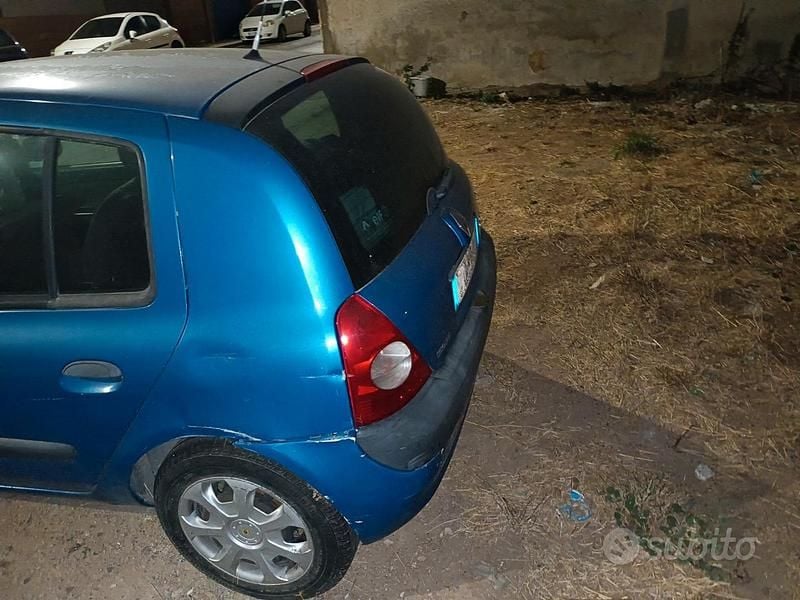 Usata Renault Clio II 65 CV (47 kW) 2005 Blu Utilitaria