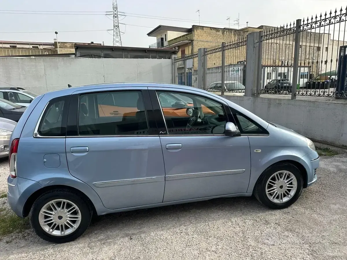 Usata Lancia Musa 95 CV (69 kW) 2011 Bluazzurro Monovolume
