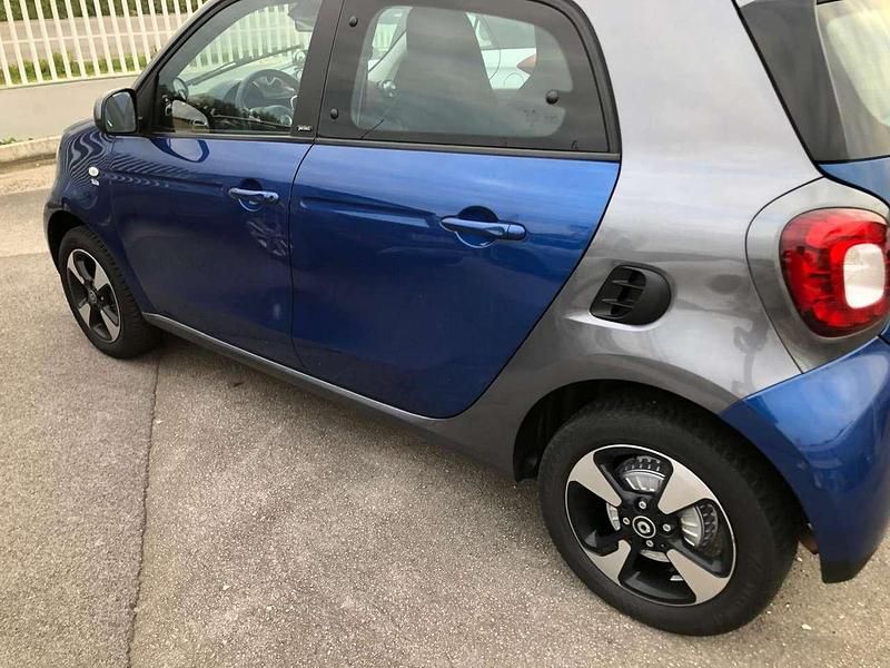 Usata Smart ForFour Prime 71 CV (52 kW) 2018 Blu/azzurro Utilitaria