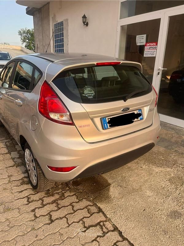 Usata Ford Fiesta 97 CV (71 kW) 2014 Argento Berlina