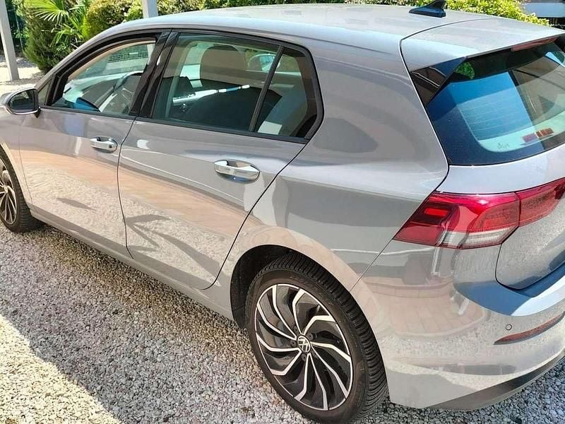 Usata VW Golf VIII Life 116 CV (85 kW) 2022 Grigio Berlina