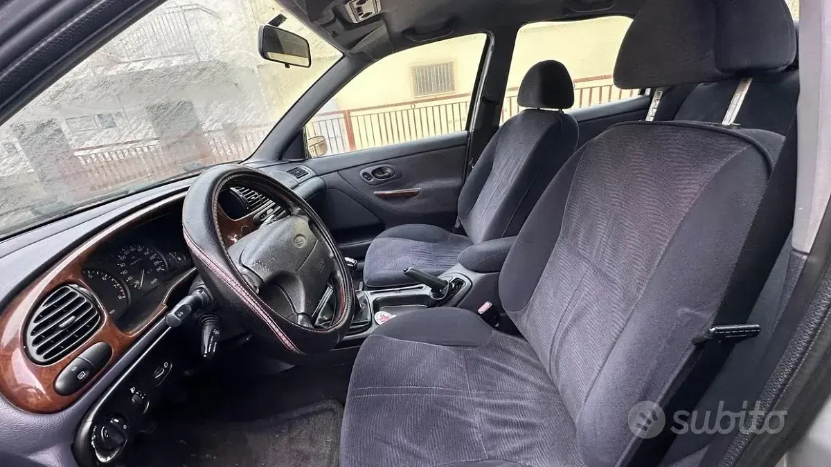 Usata Ford Mondeo Ghia 132 CV (97 kW) 1998 Grigio Berlina