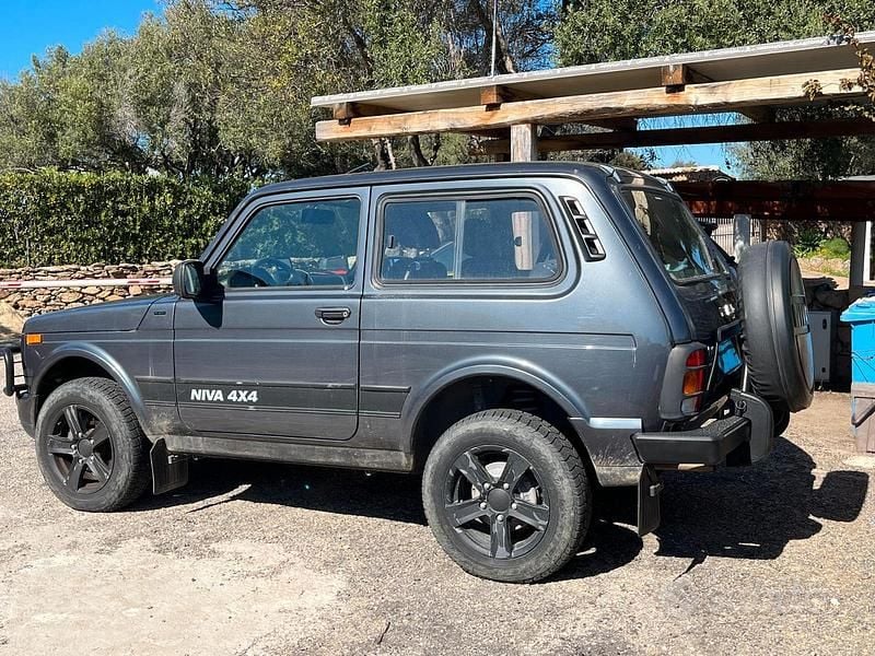 Usata Lada niva 83 CV (61 kW) 2023 Grigio SUV