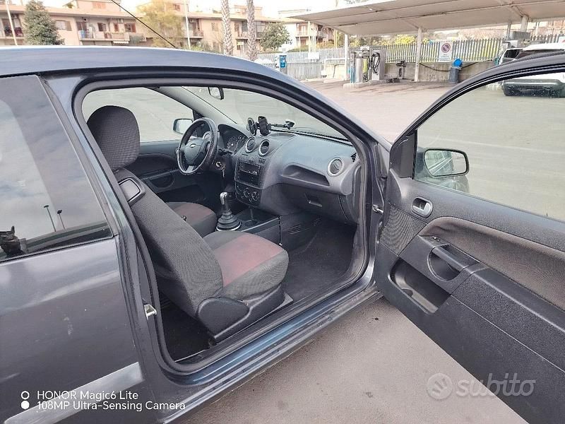 Usata Ford Fiesta 68 CV (50 kW) 2006 Grigio Utilitaria