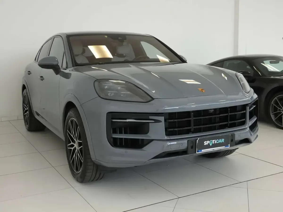 Usata Porsche Cayenne 354 CV (260 kW) 2023 Grigio artico SUV