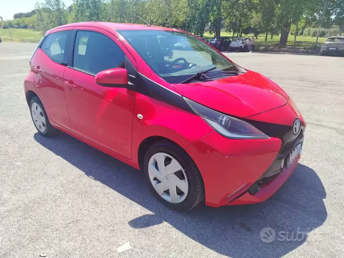 Second-hand Toyota Aygo X-play 69 CP (50 kW) 2014 Roșu Hatchback
